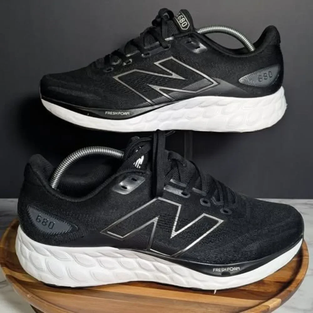 New balance M680 Black White Size 10.5 Men